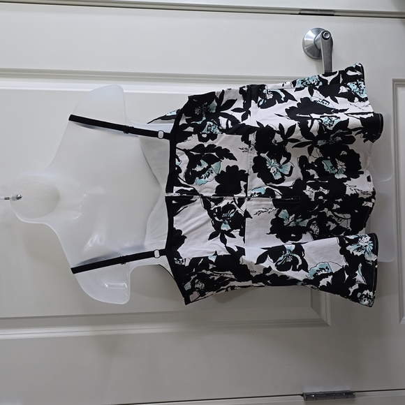 Torrid dress top‎ with blue flowers sz 3X - Picture 5 of 13